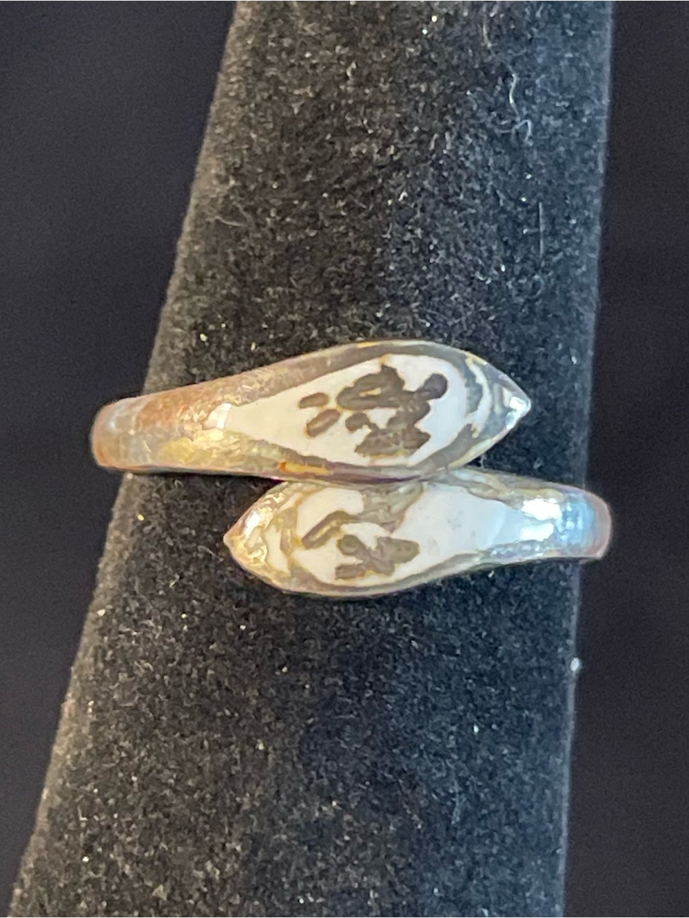 Vintage Siam Sterling Silver Niello Dancer White Enamel Ring. Size 4.5 Thai